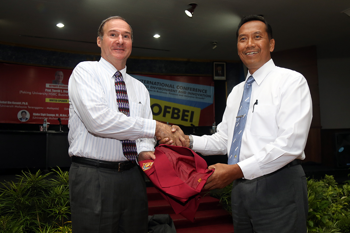 Prof Terrill L Frantz menerima cinderamata Baju Almamater UMM dari Fauzan Rektor UMM. (Foto: Rino/Humas) 